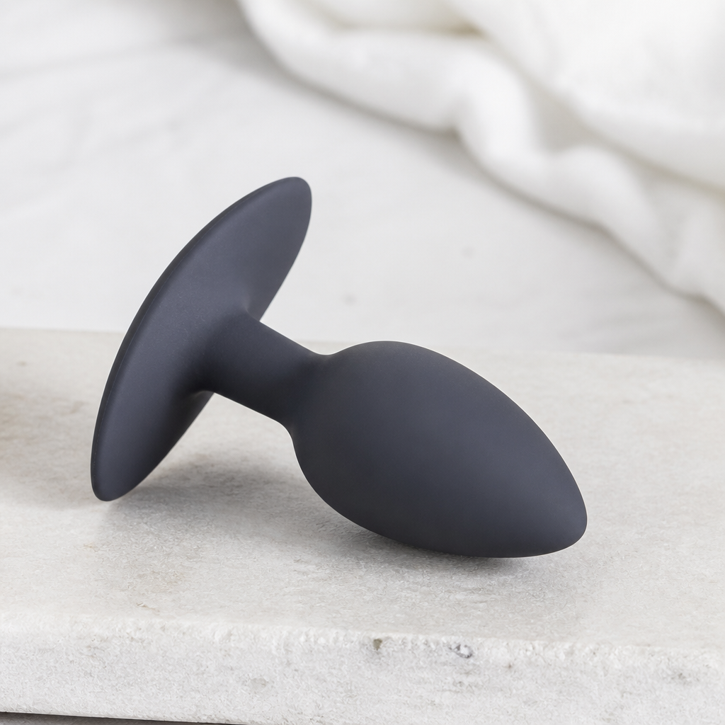 Analdildo aus glattem Material mit deutlich sichtbarer Sicherheitsbasis