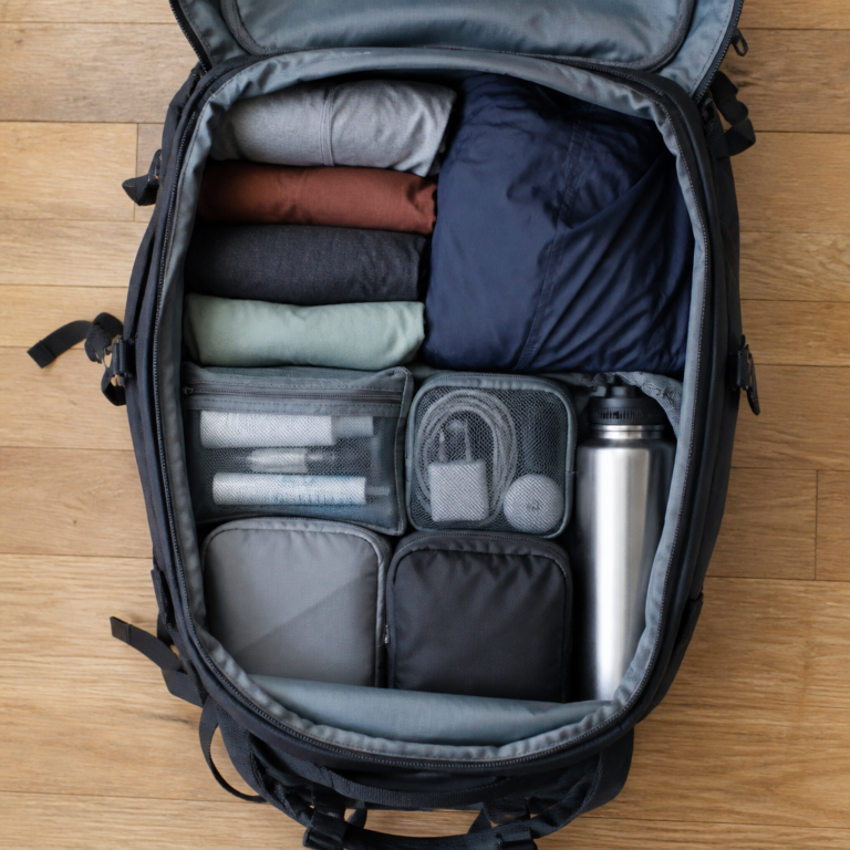 u00dcbersichtlich gepackter Reiserucksack mit Kleidung, Kulturbeutel und Reiseausru00fcstung