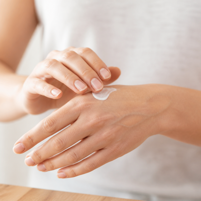 Gleichmu00e4u00dfiges Auftragen von Creme auf Handru00fccken und Finger