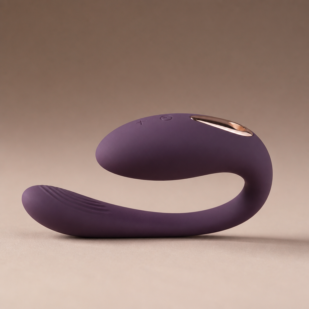 Moderner Paarvibrator aus glattem Material auf neutralem Hintergrund