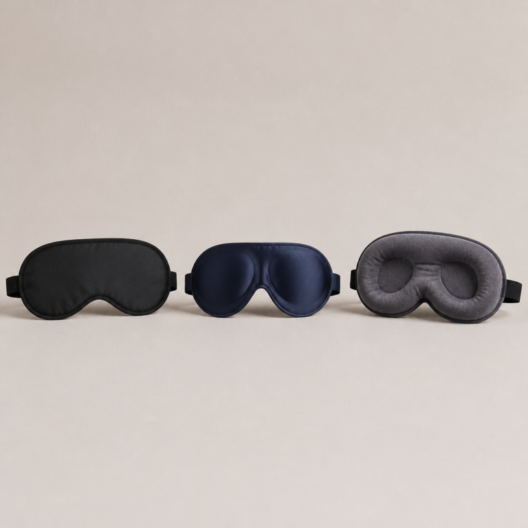 Drei unterschiedliche Formen von Schlafmasken im direkten Vergleich