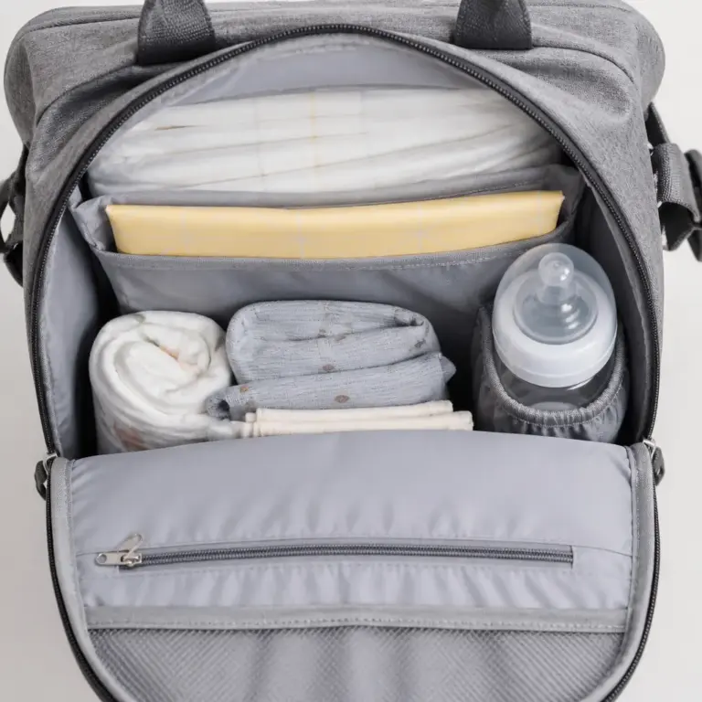 u00dcbersichtliche Innenaufteilung eines Wickelrucksacks