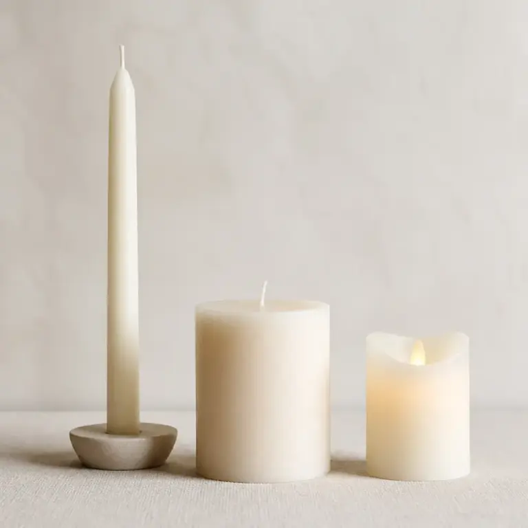 Vergleich von Stabkerze, Stumpenkerze und LED-Kerze