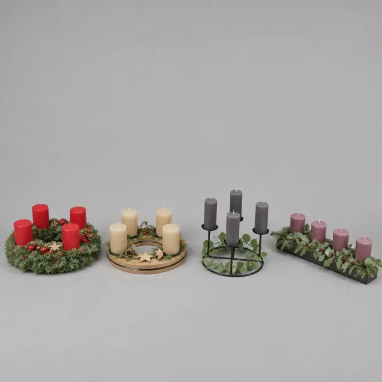 Verschiedene Adventskranz-Varianten aus Zweigen, Holz, Metall und als lu00e4ngliches Gesteck