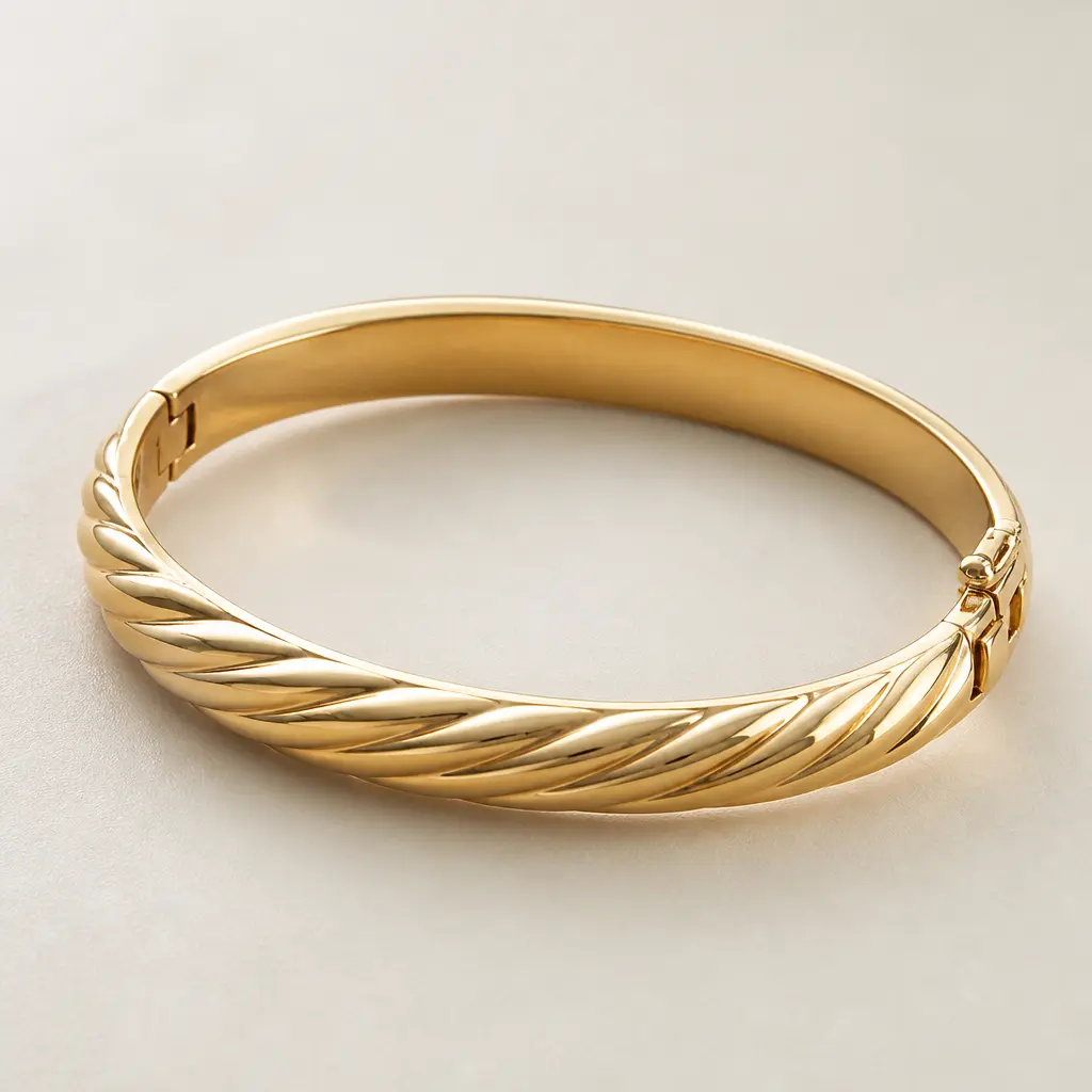 Eleganter Armreif mit klar erkennbarer Form und strukturierter Oberfläche