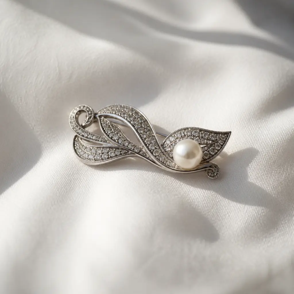 Elegante Brosche auf hellem Stoff mit sichtbarem Verschluss