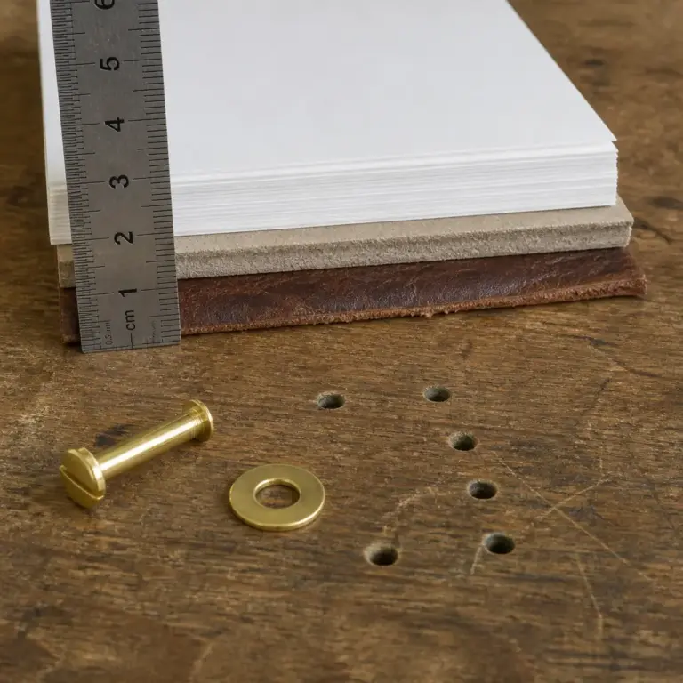 Messung der Materialstu00e4rke fu00fcr die passende Lu00e4nge einer Buchschraube