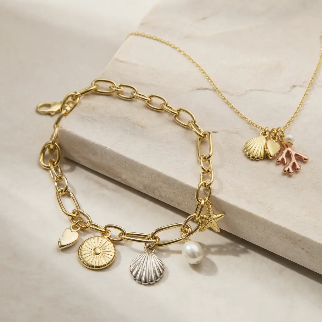 Verschiedene Charms an einem Armband und einer feinen Kette