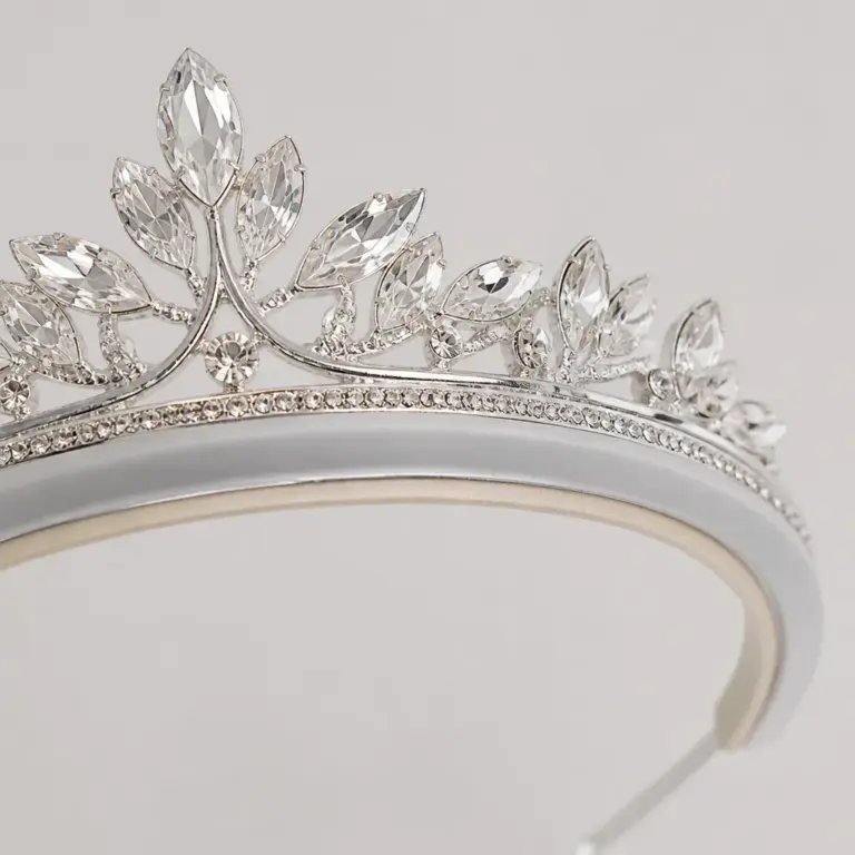 Detailansicht der Kanten und Schmuckelemente eines Diadems