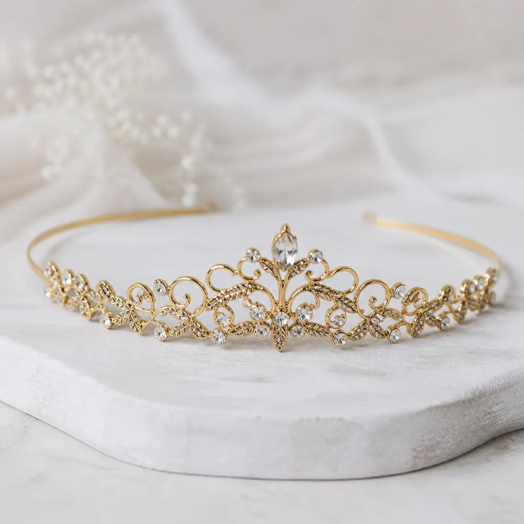 Elegantes Diadem mit filigranen Verzierungen auf hellem Hintergrund