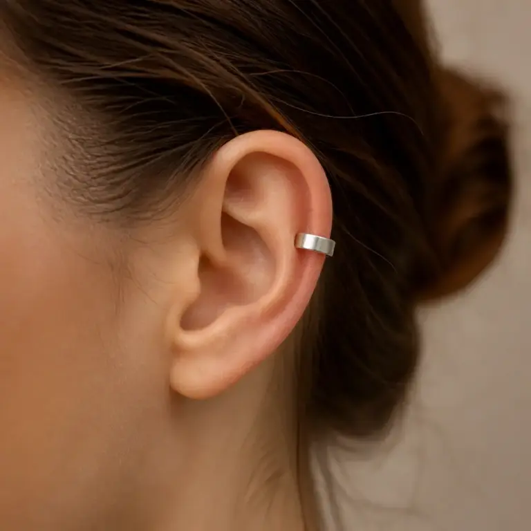 Dezenter Ear Cuff an der u00e4uu00dferen Ohrmuschel