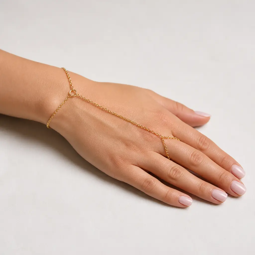Elegante Handkette über Handgelenk, Handrücken und Finger getragen