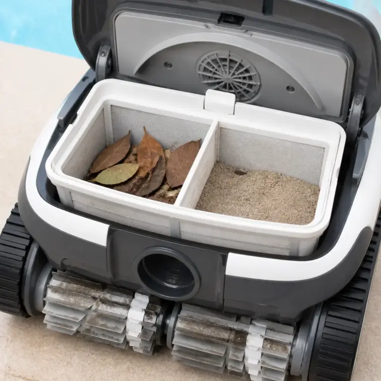 Filterkorb und Bu00fcrsten eines Poolroboters mit grobem und feinem Schmutz