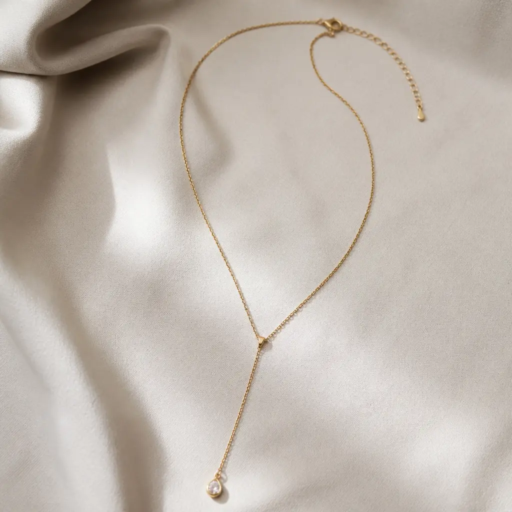 Elegante Rückenkette mit feinem Anhänger auf neutralem Stoff